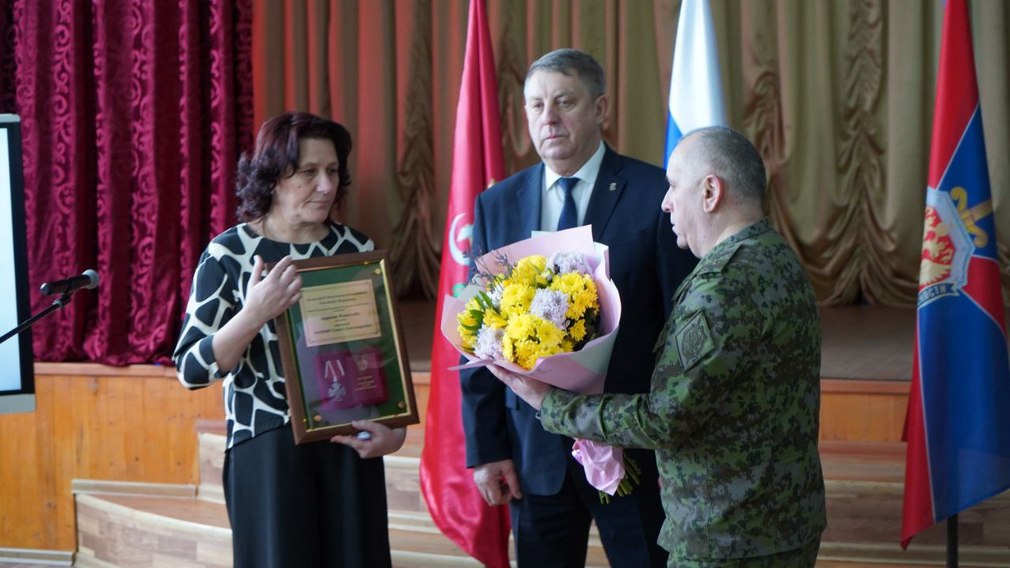 А.Богомаз наградил посмертным Орденом Мужества героя Сергей Шапкина