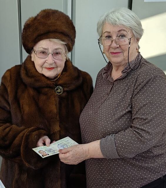 В соцзащите города Сельцо вручили удостоверение «Ветеран труда»