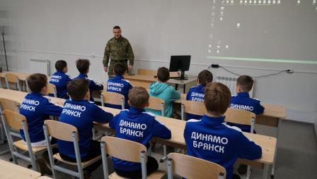 Герой России Андрей Фроленков встретился с юными спортсменами