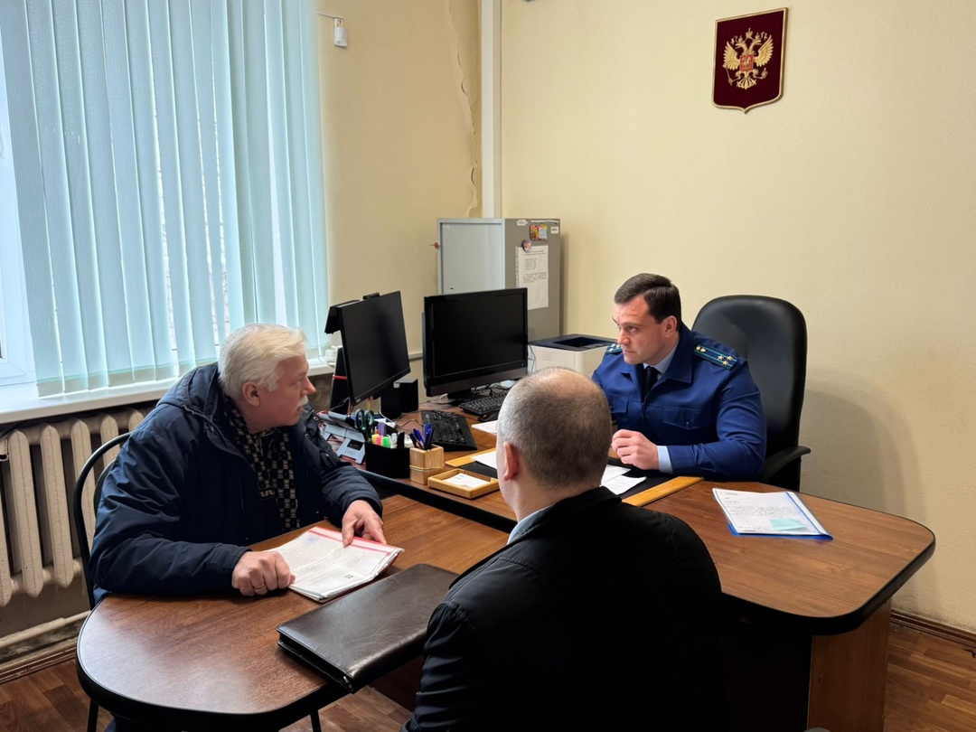 Жалобы жителей Сельцо выслушал зампрокурора области Роман Никифоров