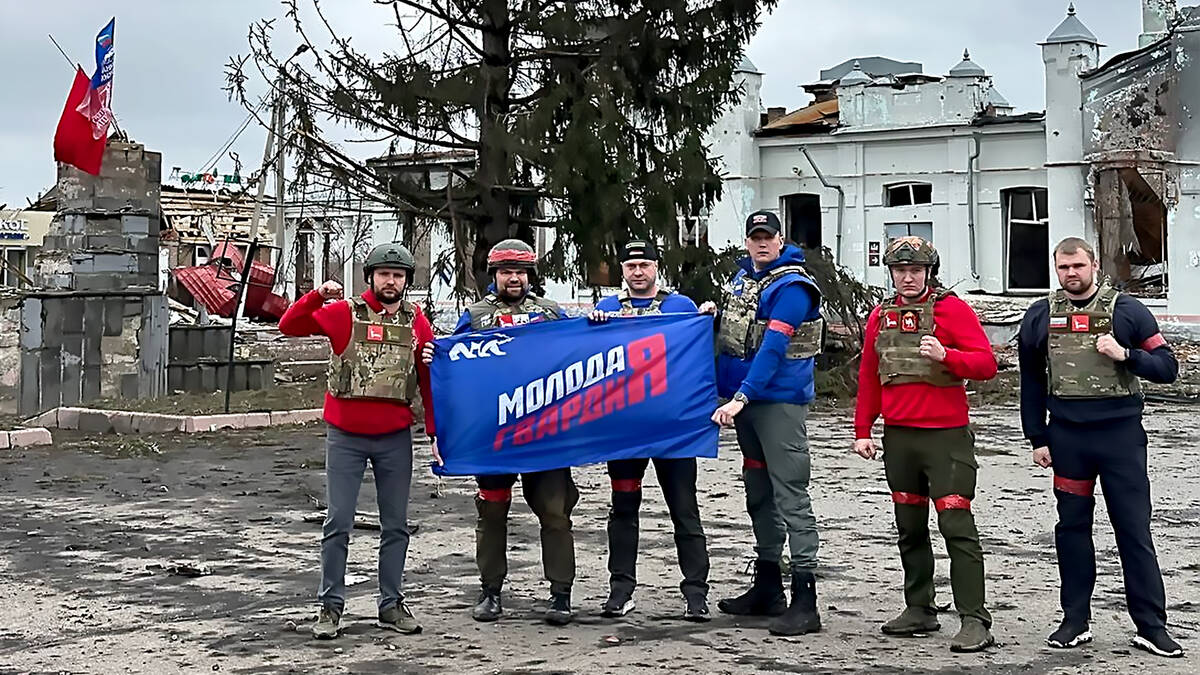 Брянский волонтёр водрузил Знамя Победы в освобождённой Судже