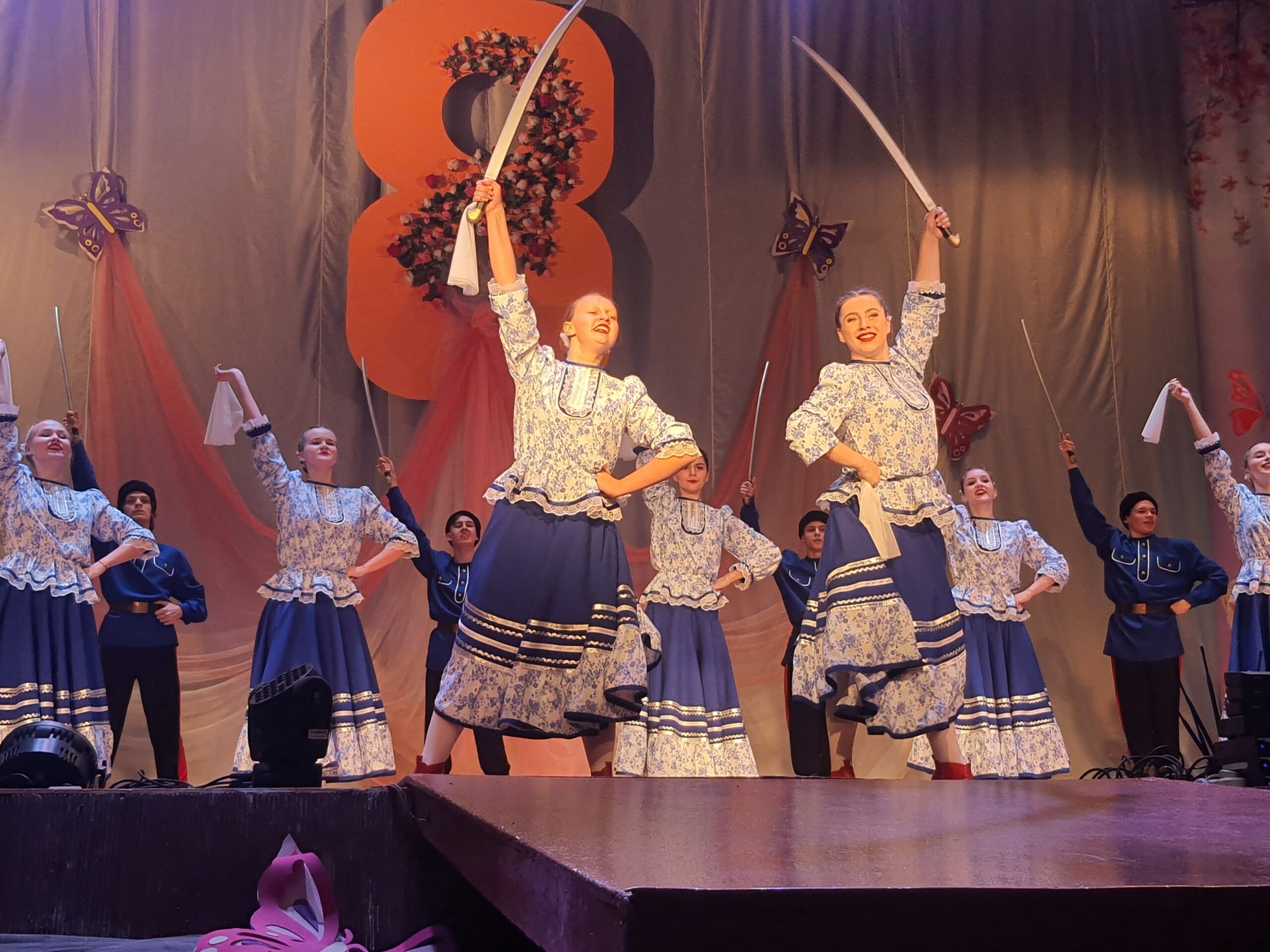 Для сельцовских женщин прошел праздничный концерт