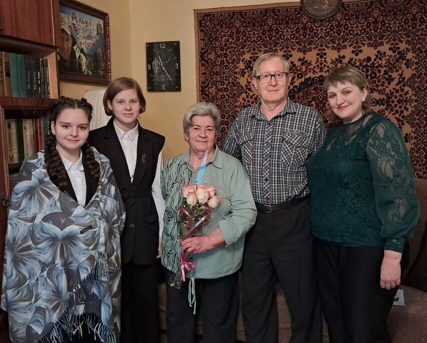 В Сельцо школьники тепло поздравили с днем рождения мать Героя России