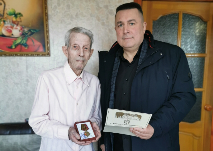 В Сельцо юбиляру вручили юбилейную медаль