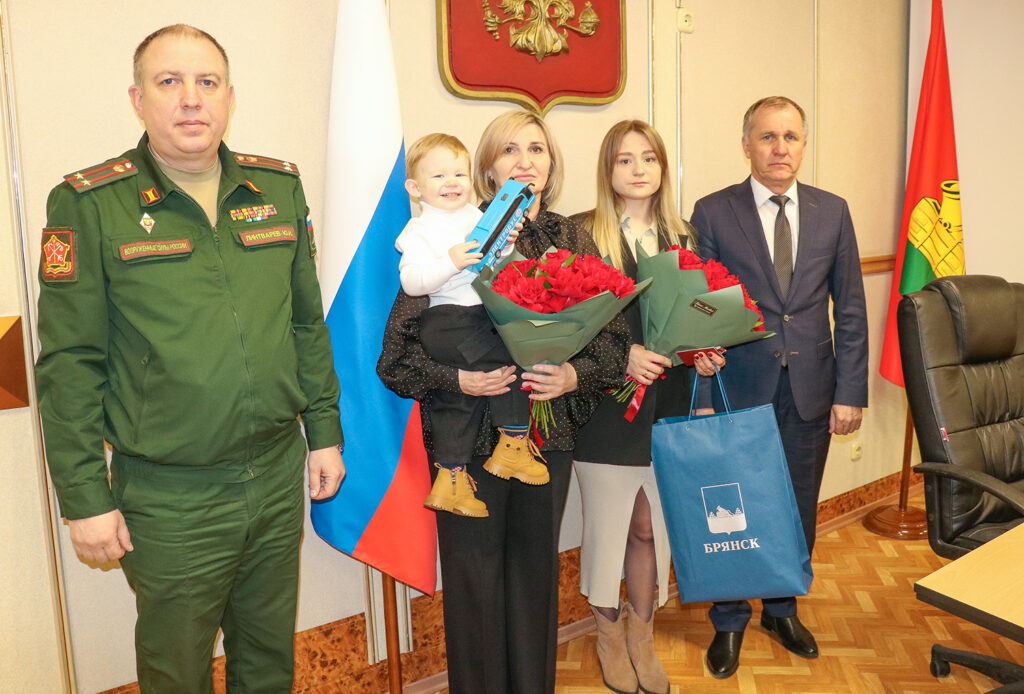 Александр Макаров вручил орден Мужества семье ефрейтора Сергея Скиданова