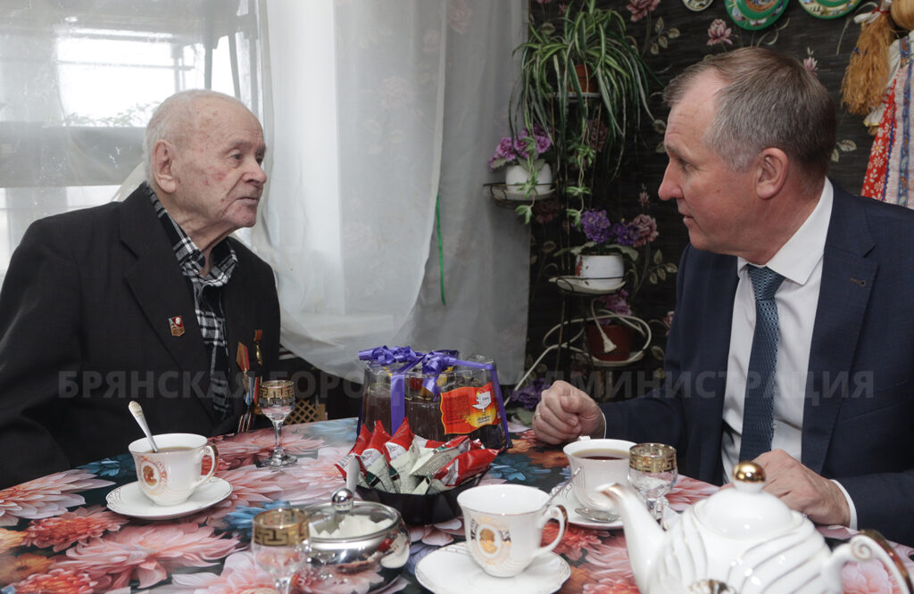 Александр Макаров поздравил ветерана с 98-летием