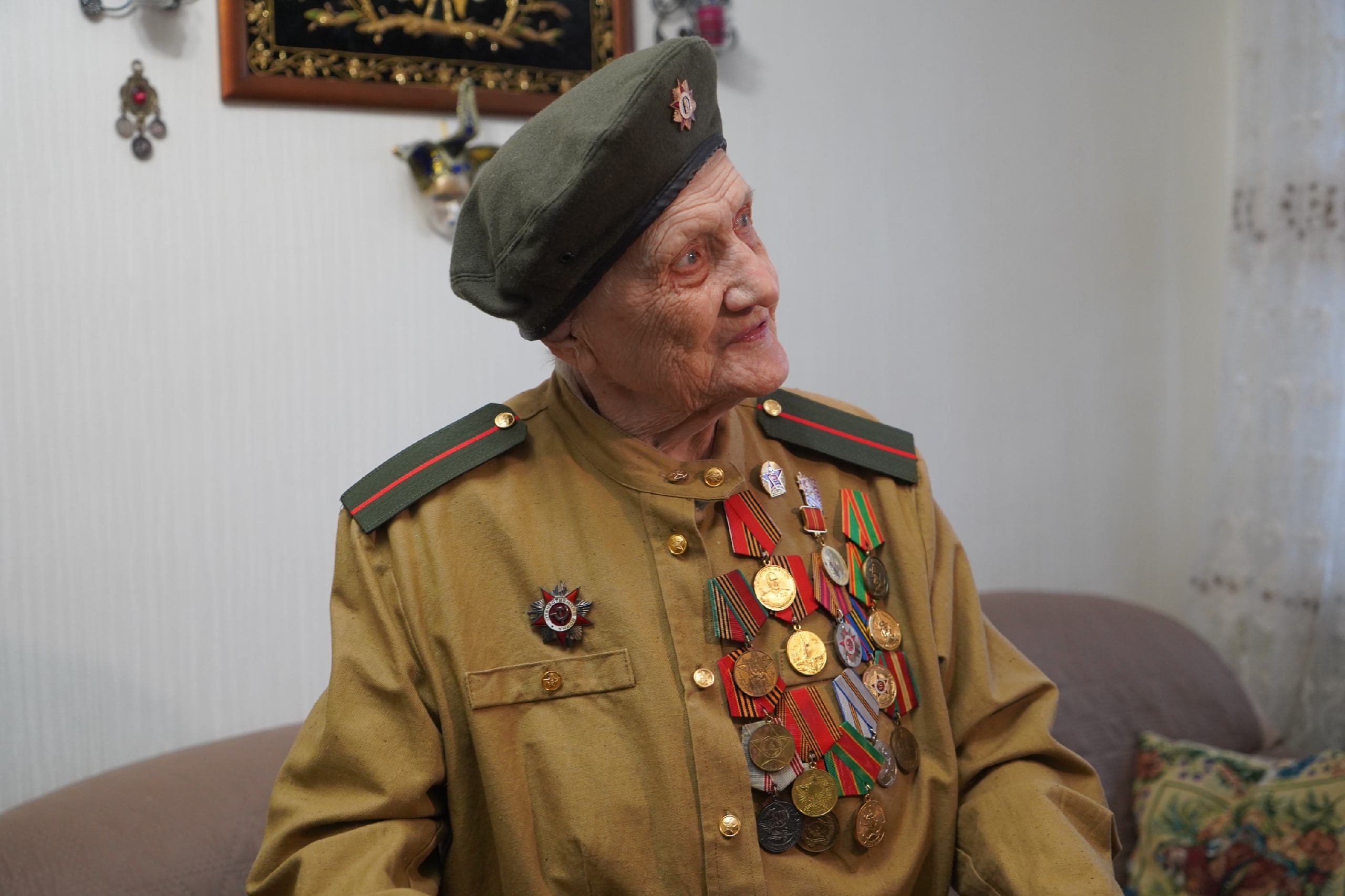 Александр Богомаз наградил ветерана Палину Сергееву юбилейной медалью