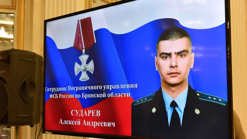 Александр Богомаз передал Орден Мужества отцу воина Алексея Сударева