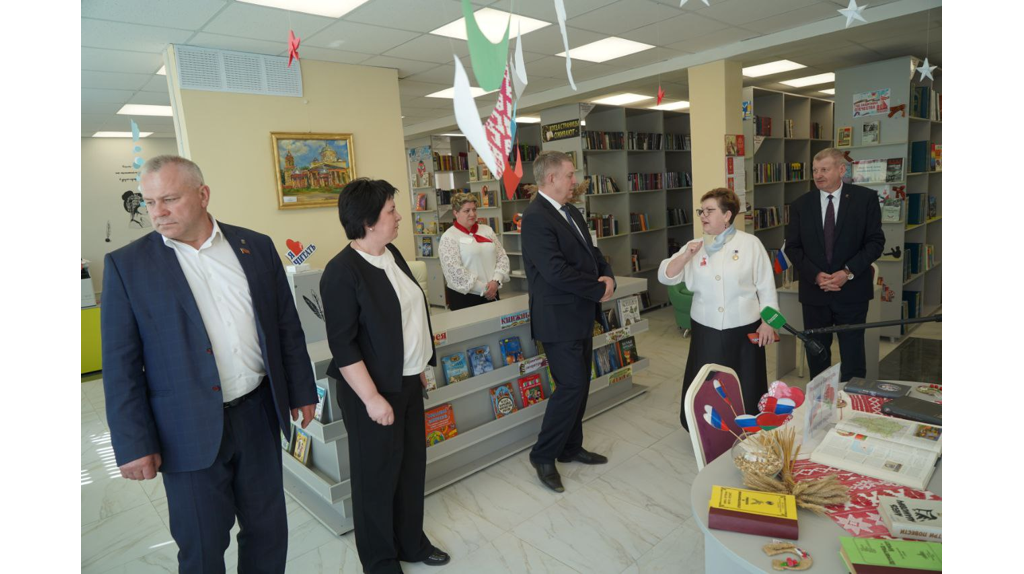 Александр Богомаз побывал в отремонтированной библиотеке в Сураже