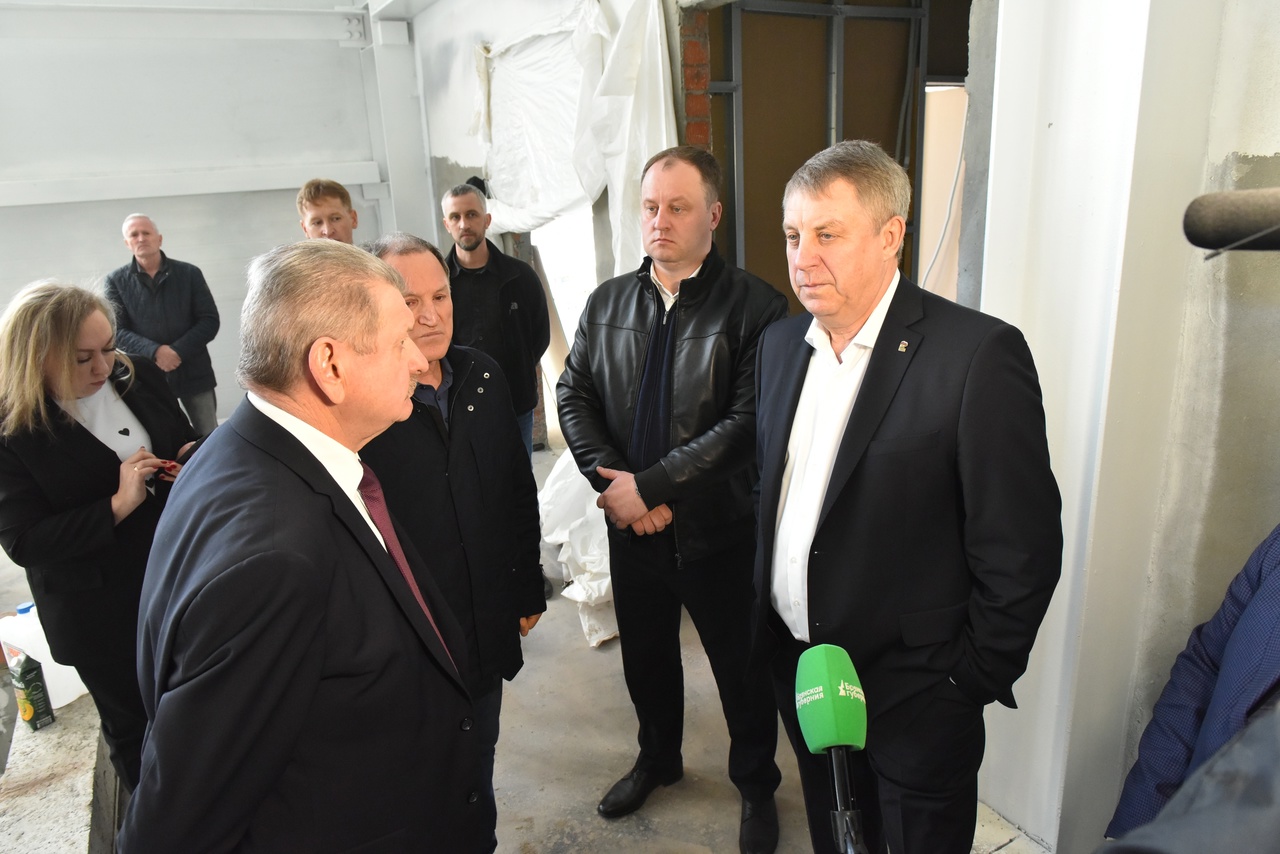 А.Богомаз проконтролировал ход строительных работ в Брасовском районе