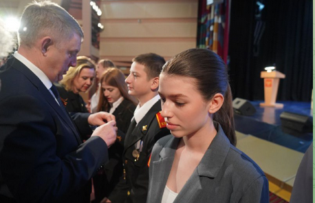 Брянской молодежи вручили георгиевские ленточки