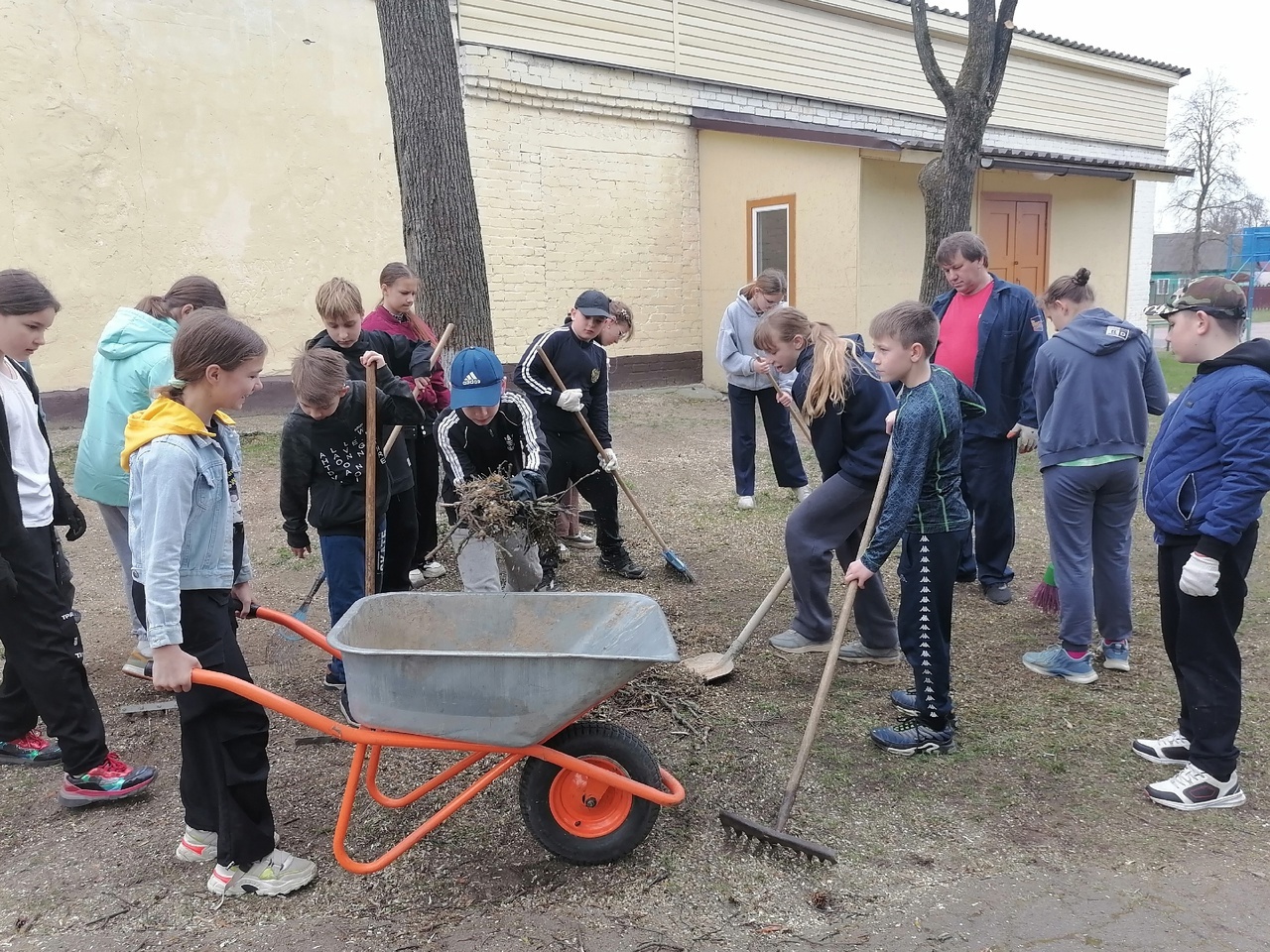 Сельцовские школьники принимают активное участие в экологических субботниках