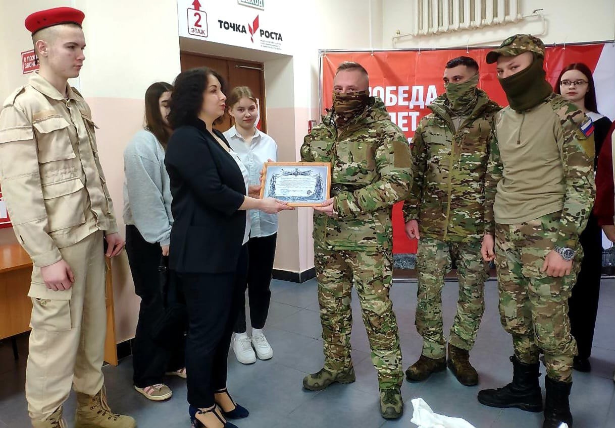 Военнослужащие лично поблагодарили сельцовских школьников