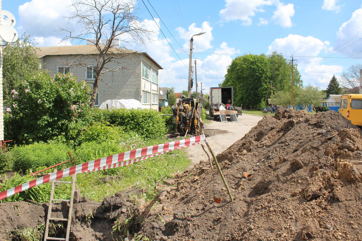 В брянском поселке Комаричи ведется ремонт водопроводной сети
