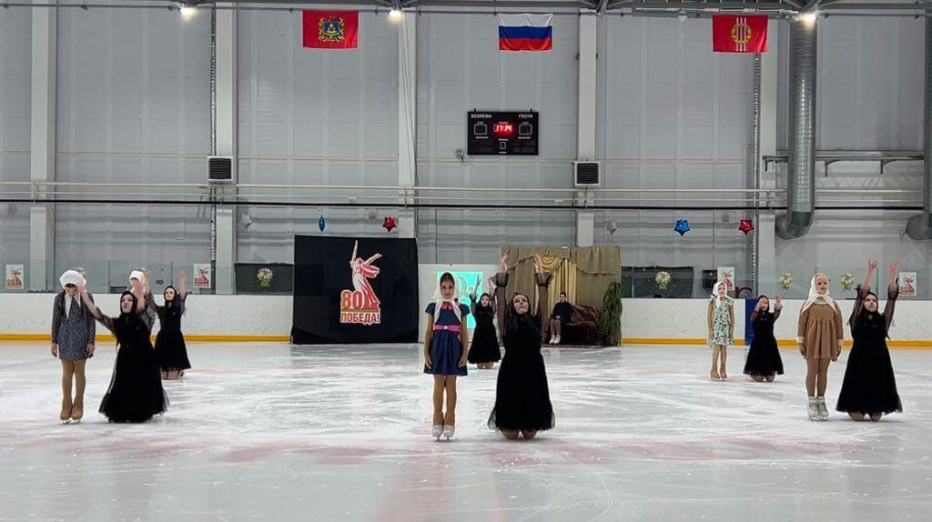 В брянском Климово юные фигуристы посвятили 80-летию Победы спектакль на льду