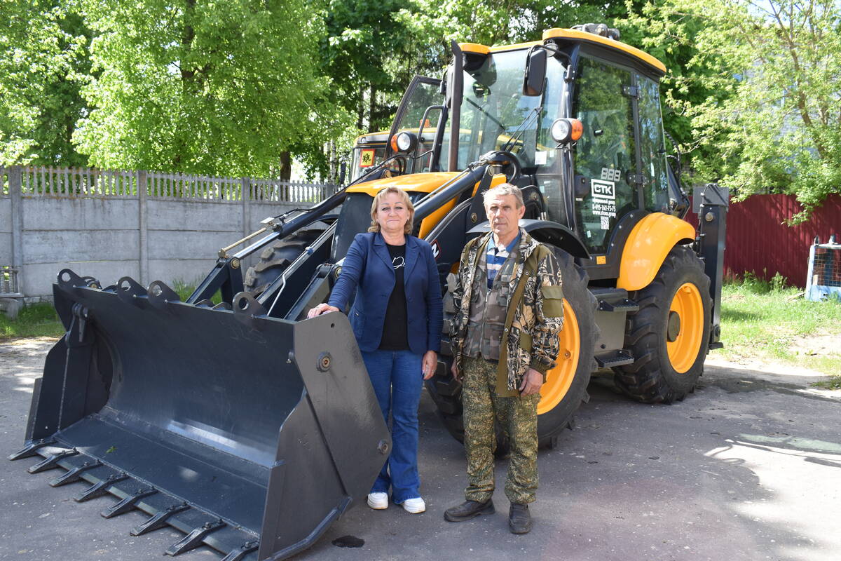 Современный экскаватор-погрузчик появился у коммунальщиков Клетнянского района