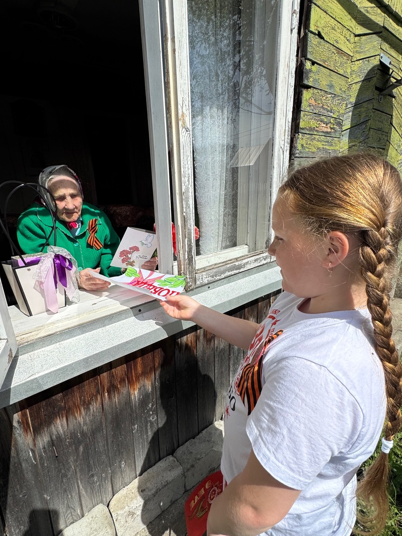 Сельцовские школьники тепло поздравили труженицу тыла Марию Солодухину