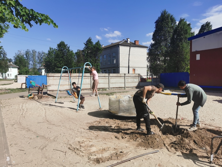 В Сельцо обновляются детские площадки