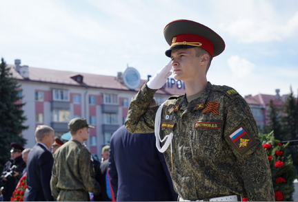 В Брянске на площади Партизан возложили цветы к Вечному огню