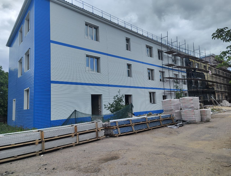 Брянские строители восстановили в подшефной Брянке 19 домов и два водопровода