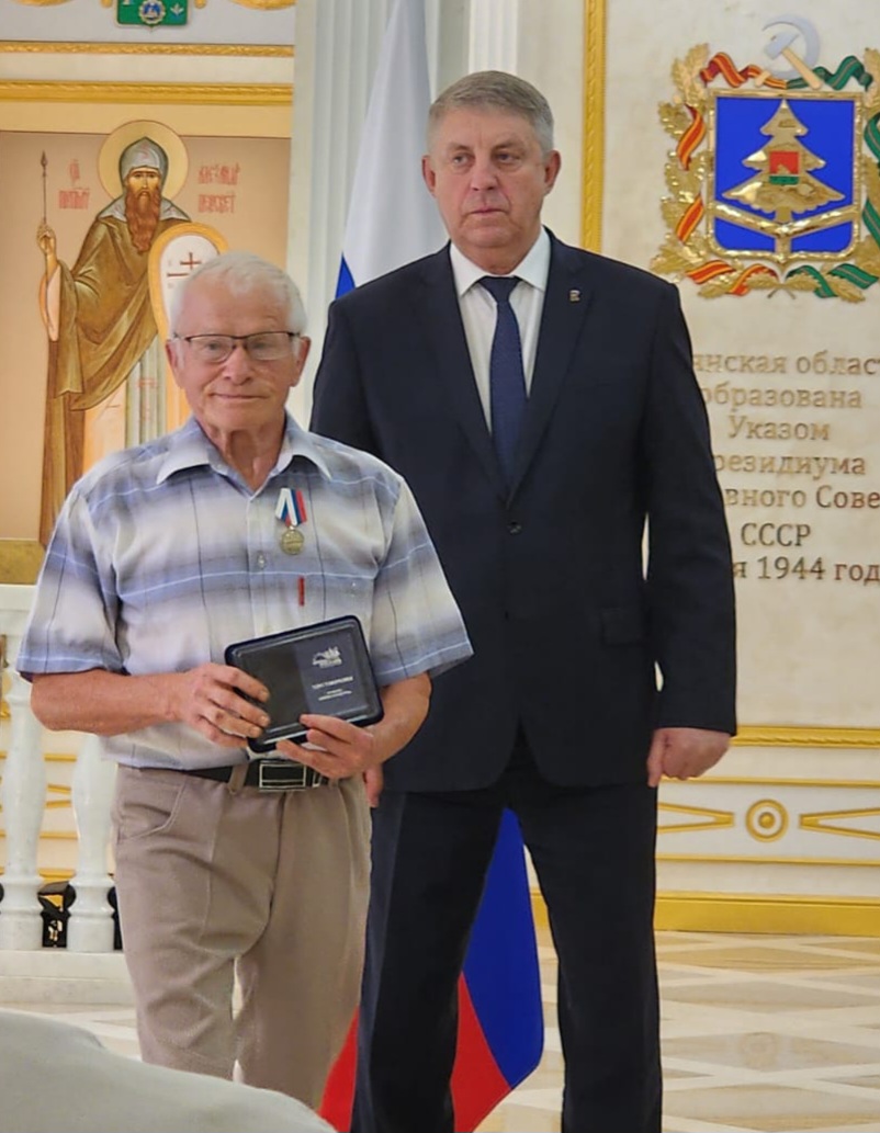 Отцу сельцовского героя вручили медаль «Отец солдата»