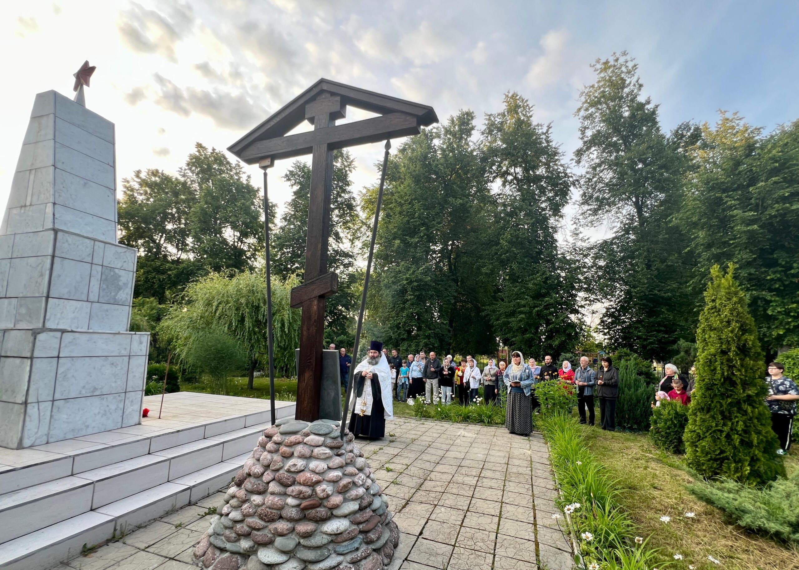 У братской могилы на территории храма в Сельцо отслужили поминальную литию