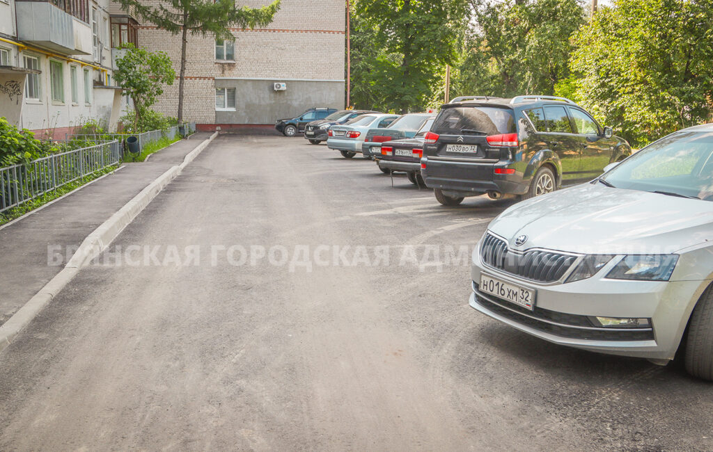 В Брянске провели ремонт первого из семи запланированных дворов