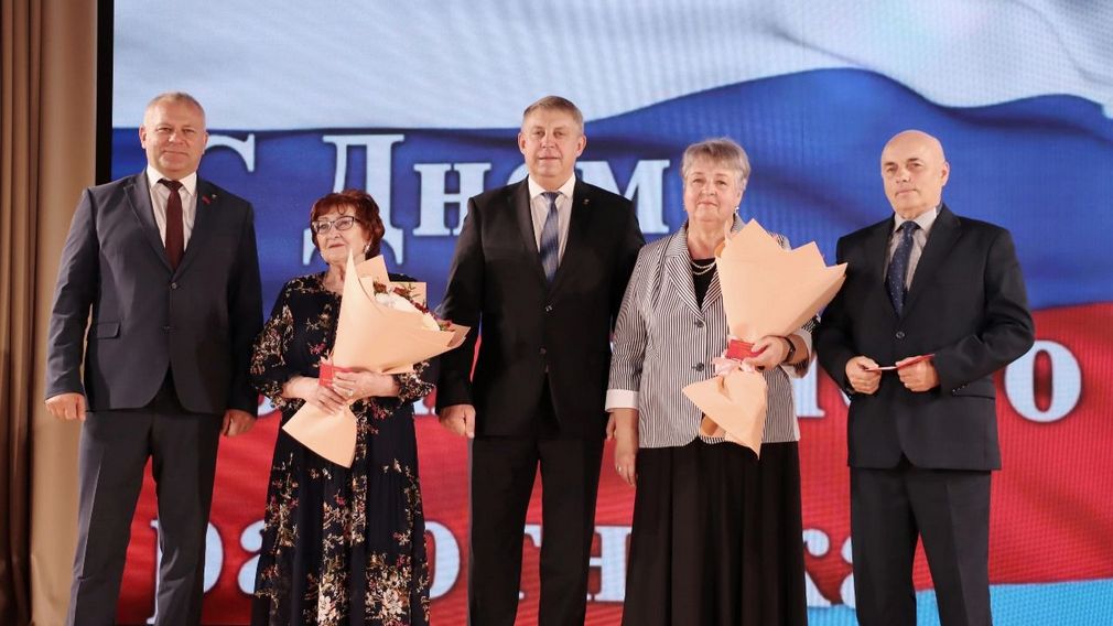 Сотрудников Социального приюта для детей Брянского района наградили за трудовые достижения