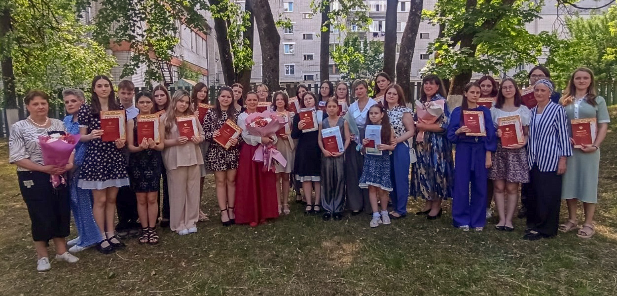 В ДШИ города Сельцо прошли выпускные вечера