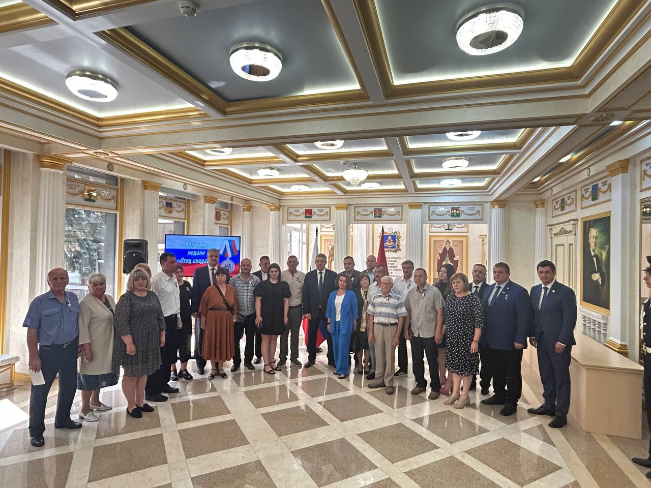 Глава Брянщины Александр Богомаз вручил медали «Отец солдата»