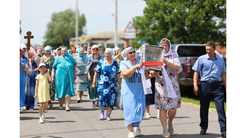 На Брянщине в селе Медвёдово прошел крестный ход в честь Тихвинской иконы Божией Матери