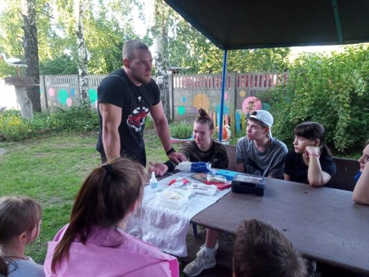 Воспитанники приюта в Карачеве осваивали тактическую медицину с боевым офицером