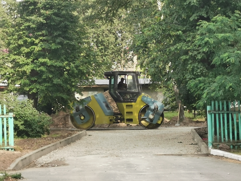 В Сельцо активно ведутся работы по благоустройству дворов