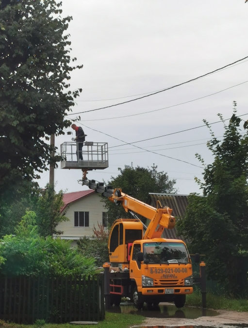 В Сельцо ведутся работы по замене фонарей уличного освещения
