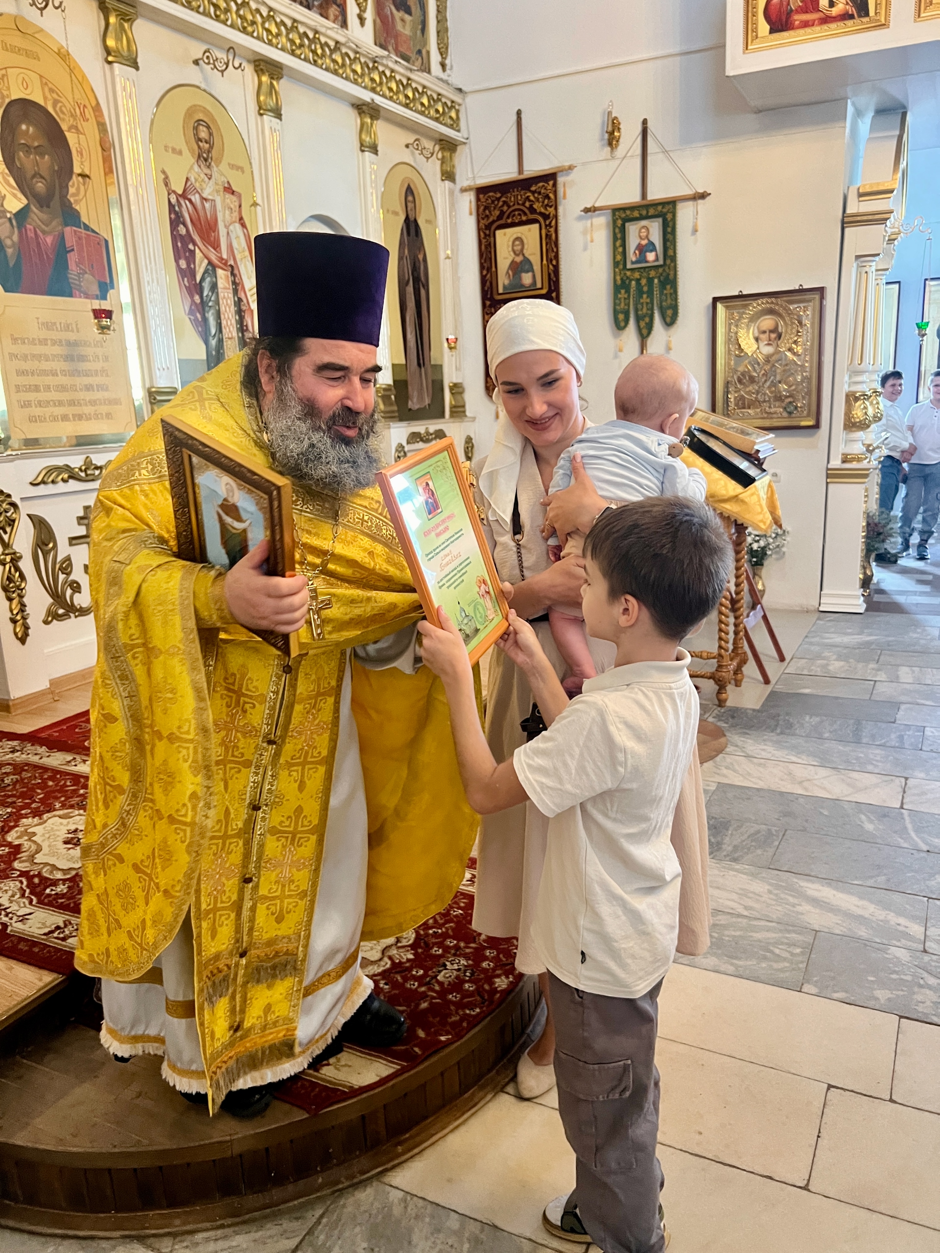 В храме во имя Святителя Николая города Сельцо тепло поздравили семьи