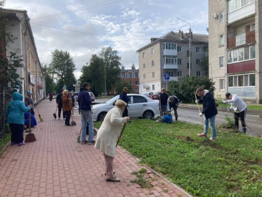 Жители Трубчевска присоединились к общеобластному субботнику