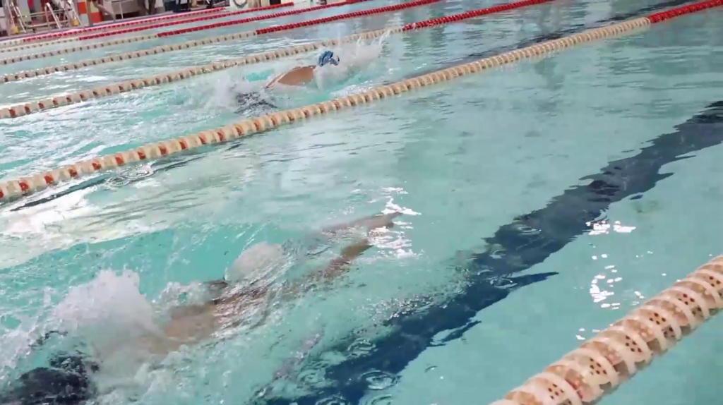 В брянских Клинцах прошла эстафета по плаванию в честь Дня флага России