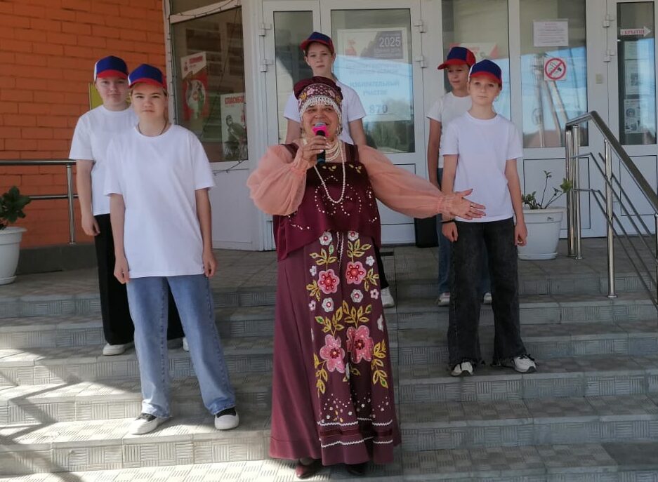 Артисты Первомайского ДК порадовали избирателей