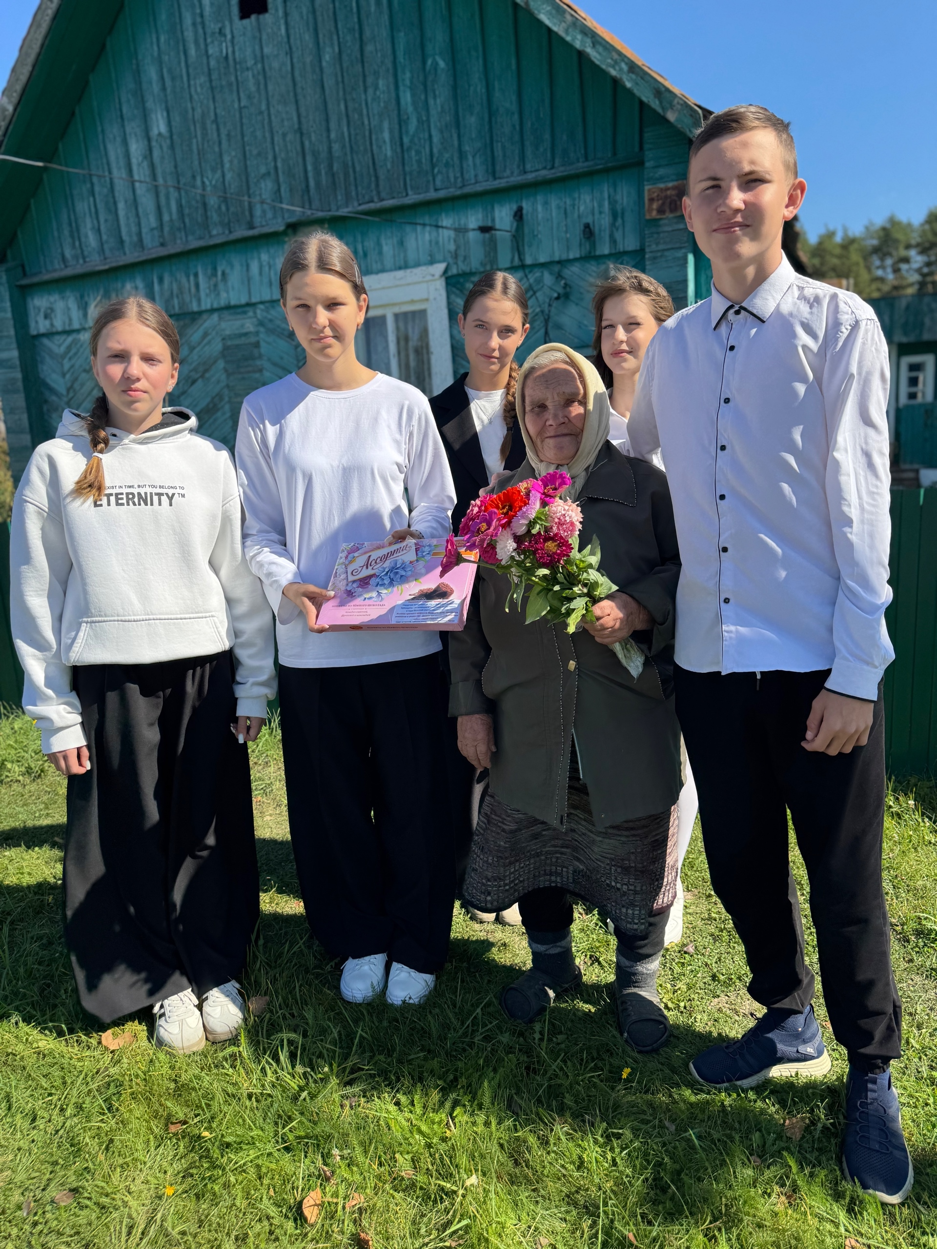 Сельцовские школьники поздравили ветеранов