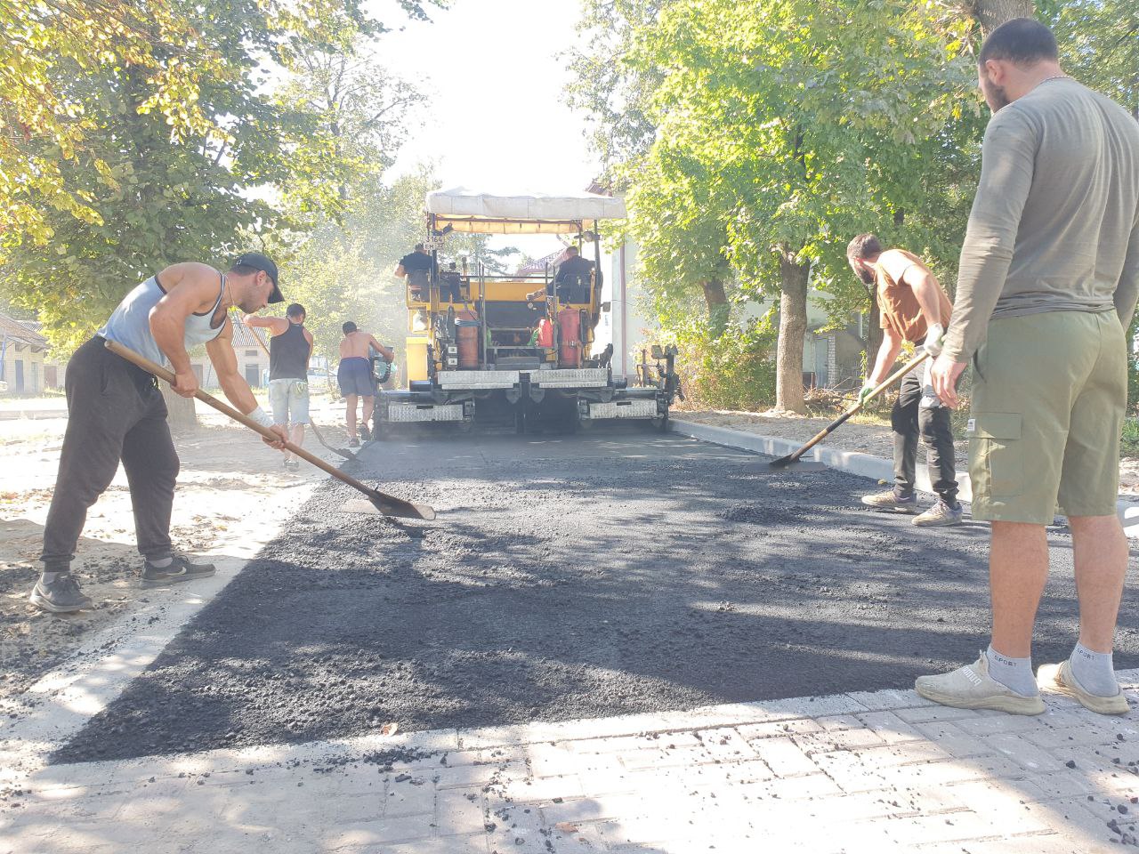 В Сельцо близятся к завершению работы по благоустройству самой большой дворовой территории