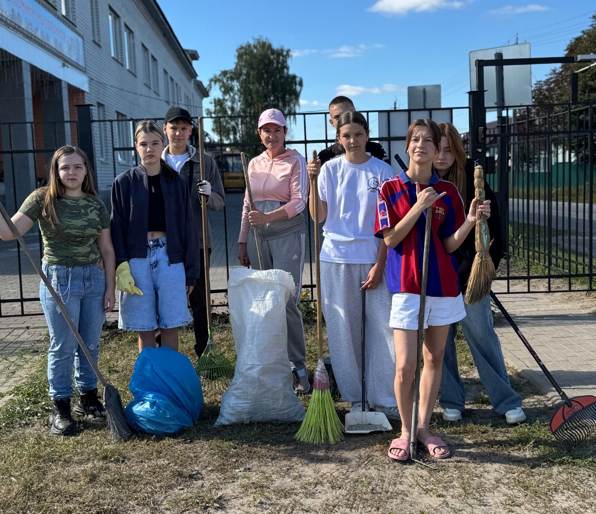 Сельцовские школьники поддерживают в чистоте малую родину