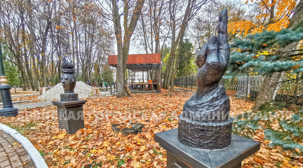 Пара медвежат украсит вход в культурно-досуговый центр парка Толстого