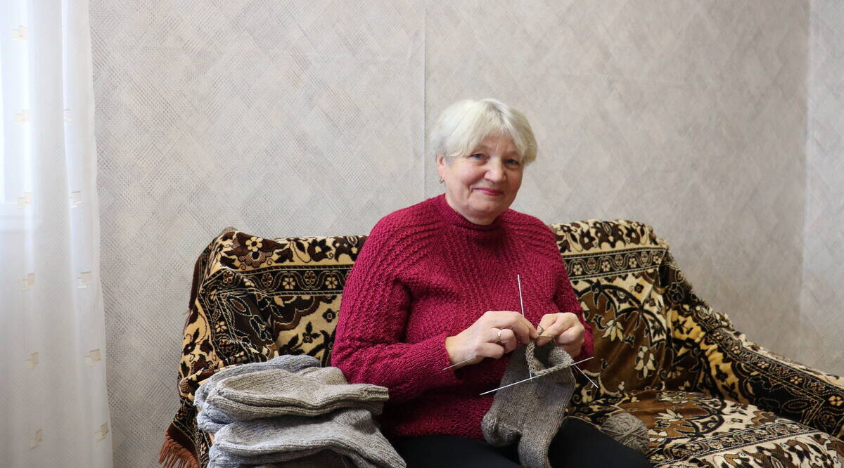 В Стародубском округе Татьяна Ермак вяжет тёплые носки для бойцов