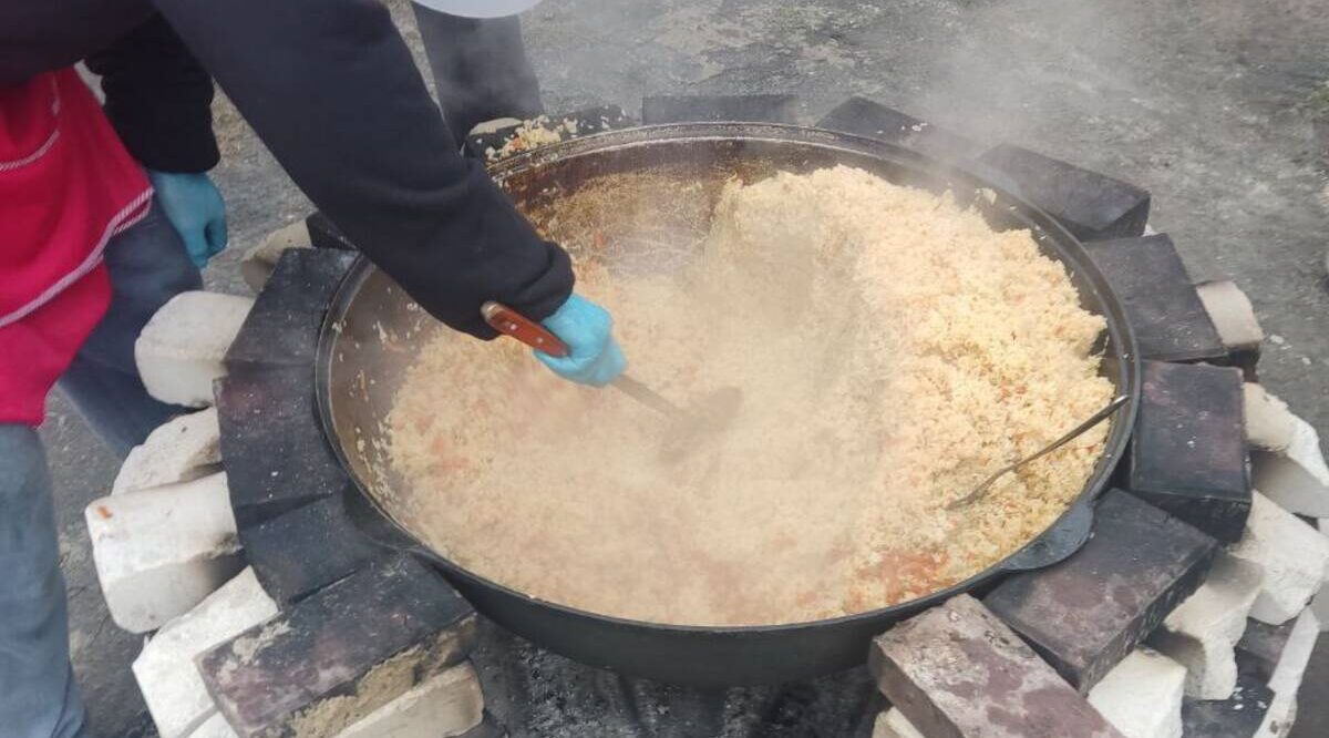 В Климовском районе военнослужащих угощают вкусным пловом