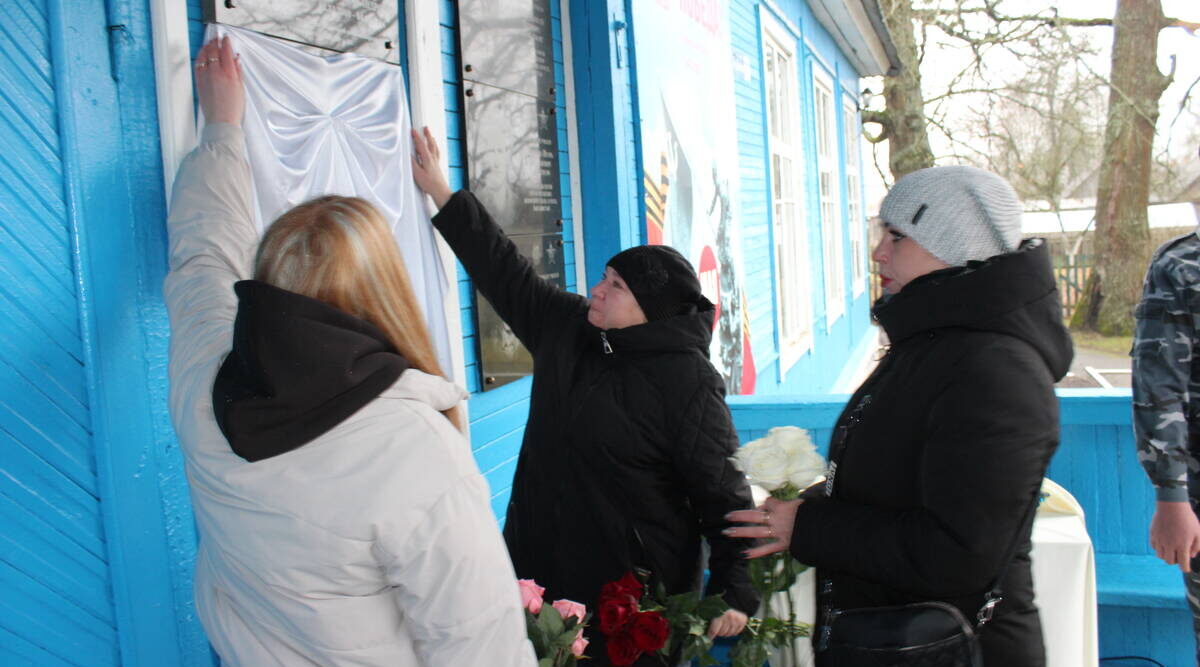 В селе Холмечи Суземского района увековечили память Михаила Кузьмичева