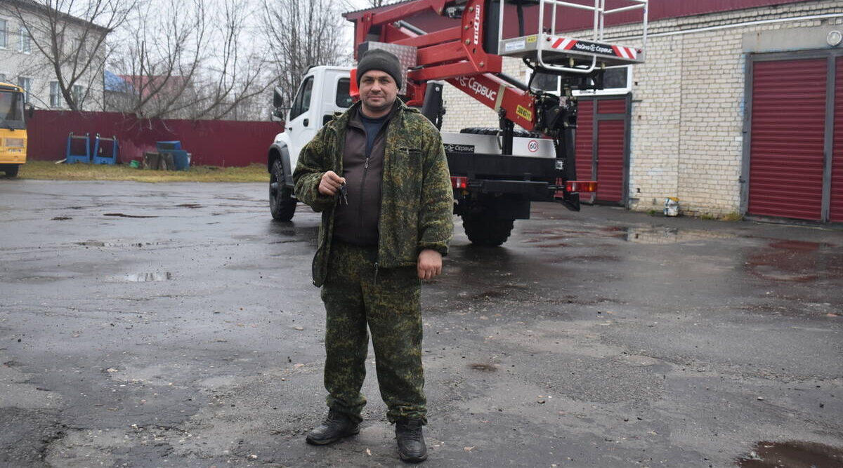 В  Клетнянском районе коммунальному предприятию передали современный автогидроподъёмник