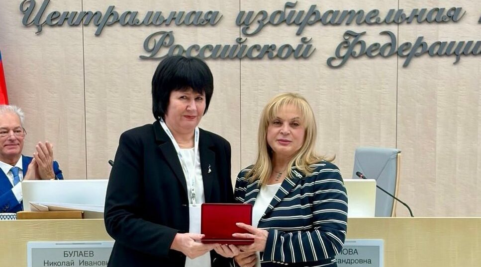 Брянскому секретарю Избирательной комиссии Галине Буяновой присвоили почетное звание