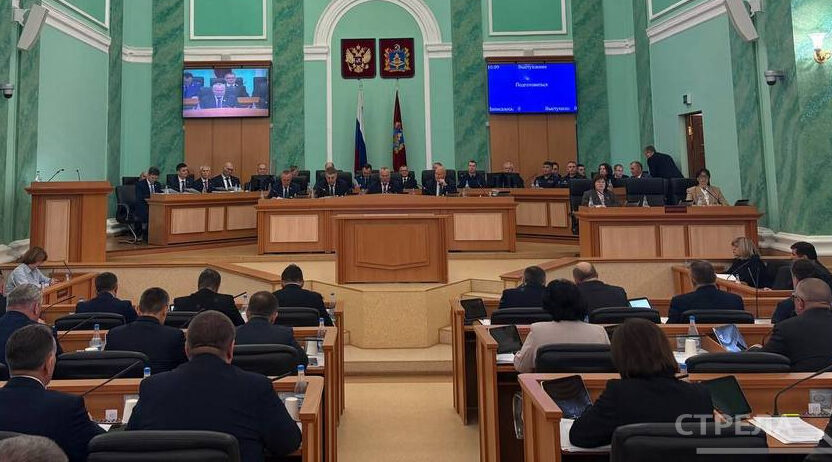 Губернатор Александр Богомаз выступает с докладом о развитии региона в областной думе