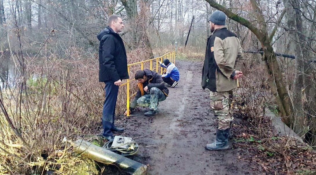 В Сельцо благоустроили пешеходный мостик через привокзальное озеро