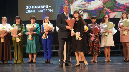 Почетный знак «Материнская слава» вручили брянским многодетным матерям